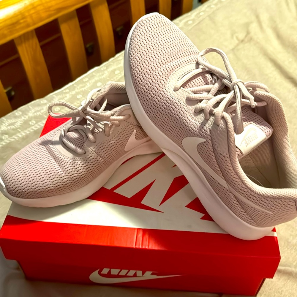 Nike women’s size 8 Blush like new